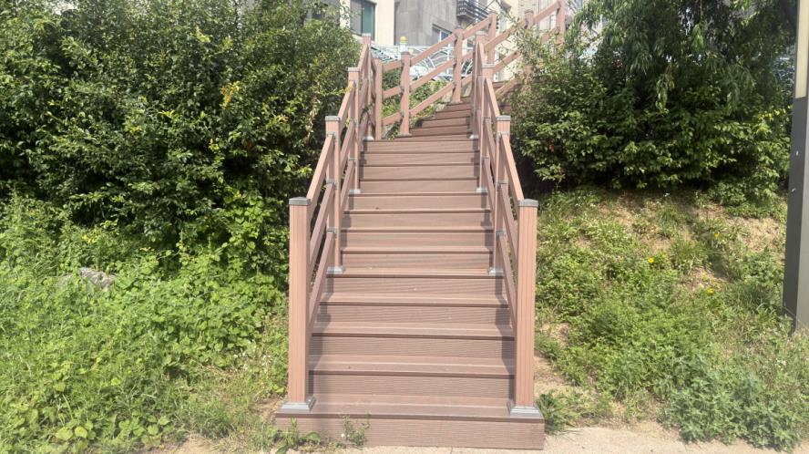 수원시 권선구 수원천 산책로, 안전한 "데크 계단"으로 새 단장